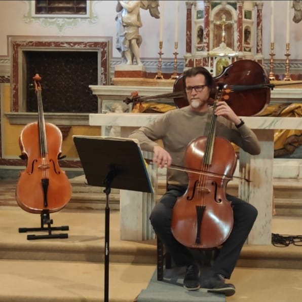 Alan Dario suona i Preludi delle Suites per violoncello solo